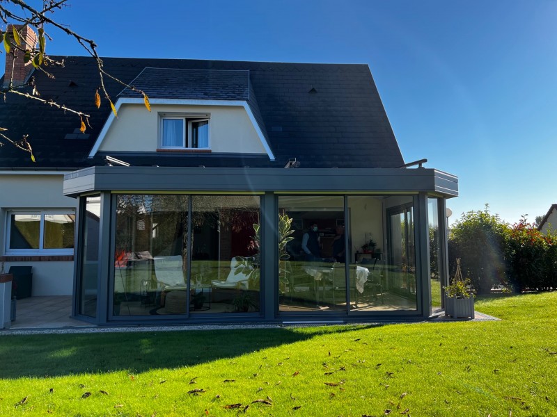 Véranda alliant extérieur aluminium et intérieur bois à Pavilly 76