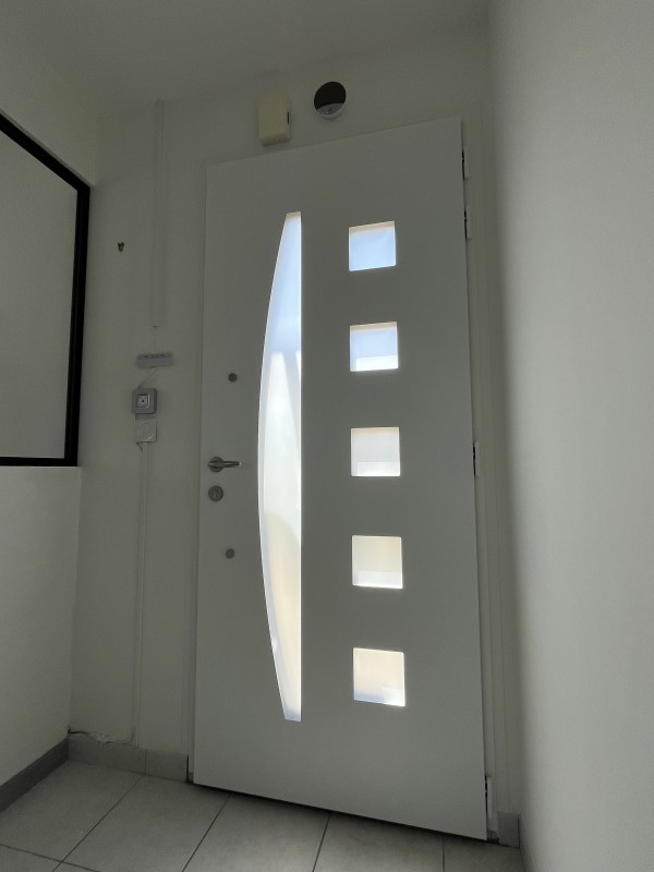 Marquise aluminium moderne gamme QUARTZ sur maison à Blainville-Crevon.