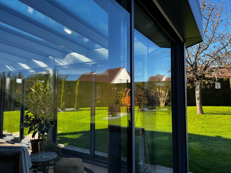 Véranda alliant extérieur aluminium et intérieur bois à Pavilly 76