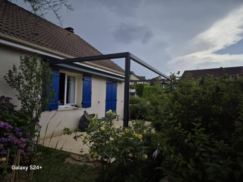 Vue de la Pergola Zip Cube en aluminium à Montville avec toile rétractable ouverte.