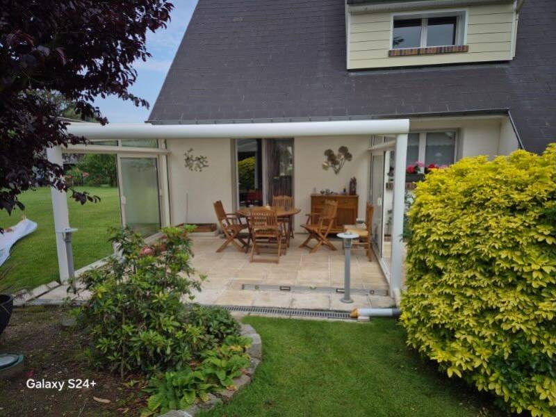 ETANEL Pergola équipée du coulissant en verre CLIMAGLIDE blanc en aluminium à Quevillon.