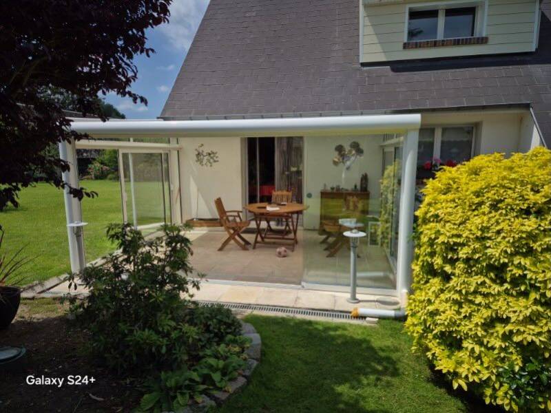 ETANEL Pergola équipée du coulissant en verre CLIMAGLIDE blanc en aluminium à Quevillon.