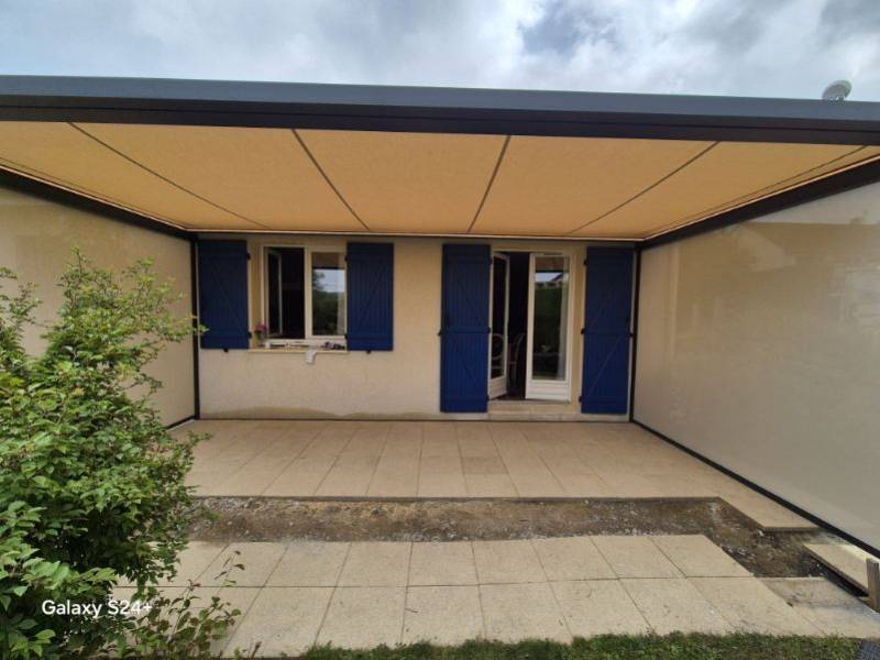 Vue de la Pergola Zip Cube en aluminium à Montville avec toile rétractable ouverte.