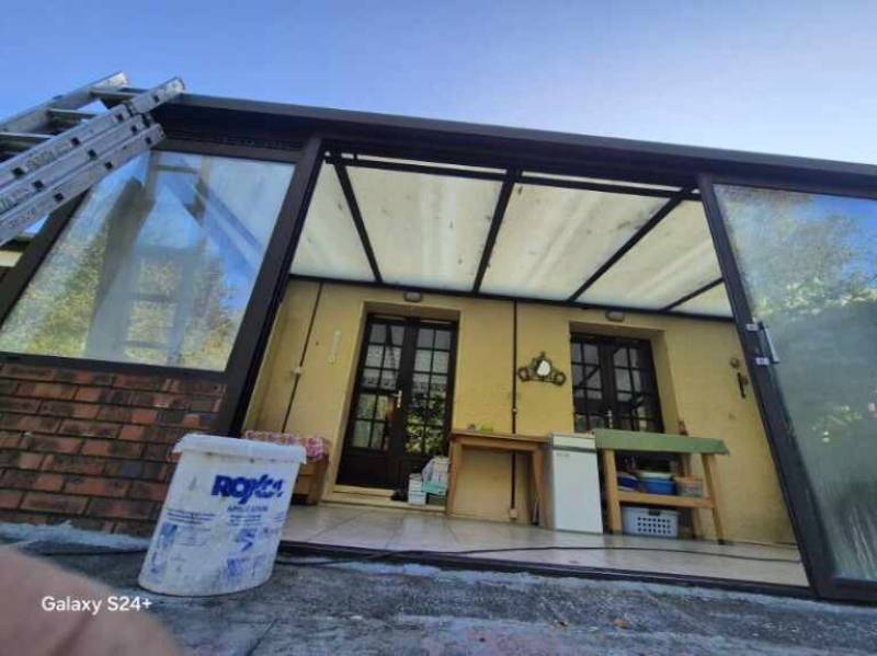 ETANEL Vue intérieure d’une véranda avec toiture en polycarbonate opalin à Val-de-Saane.
