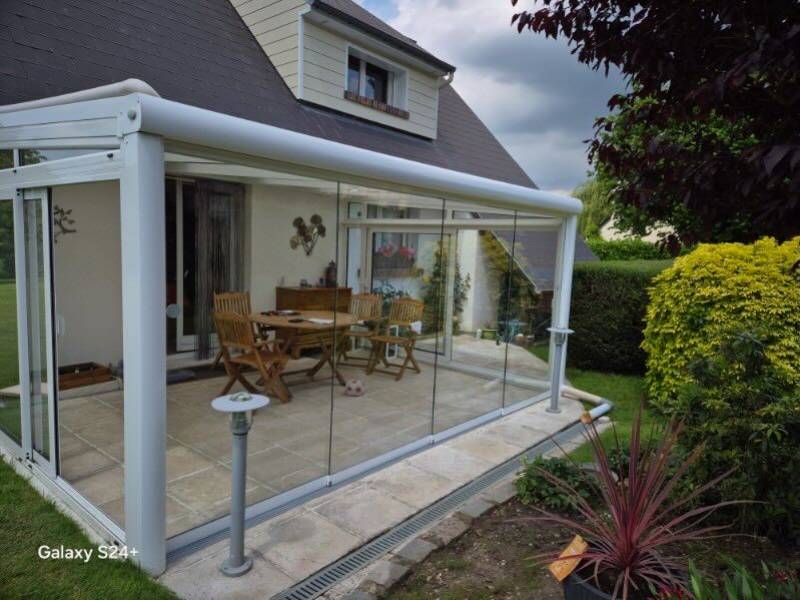 ETANEL Détail des portes coulissantes en verre trempé de 10mm sur une pergola à Quevillon.