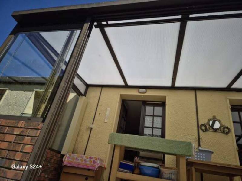 ETANEL Vue intérieure d’une véranda avec toiture en polycarbonate opalin à Val-de-Saane.