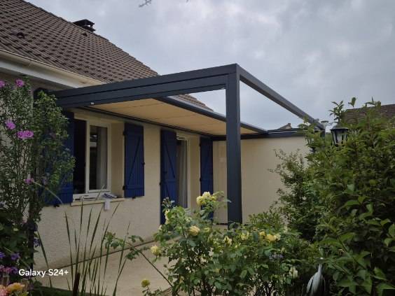 Pergola Zip Cube avec stores latéraux SERGE 600 à Montville, intégrée à une maison moderne.