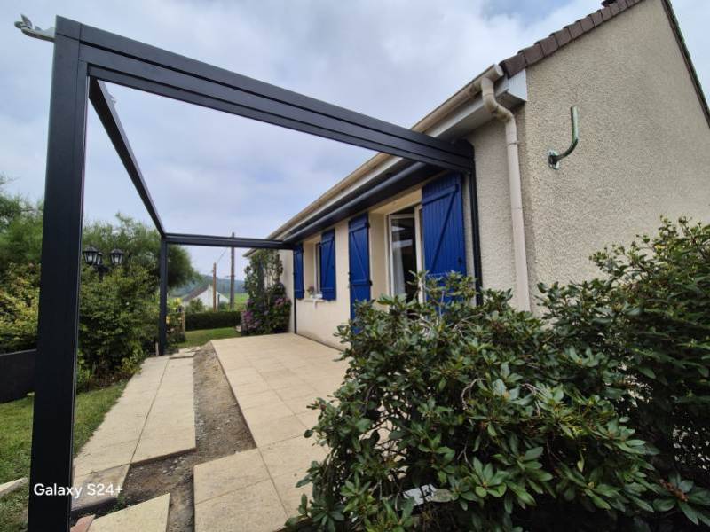 Pergola Zip Cube avec stores latéraux SERGE 600 à Montville, intégrée à une maison moderne.