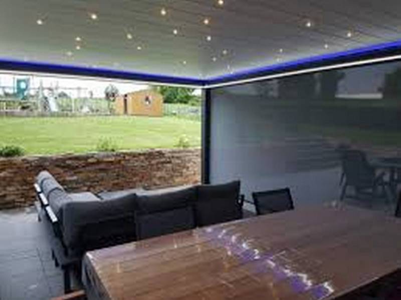 installer une pergola bioclimatique pour la terrasse d'une cafeteria à rouen 76